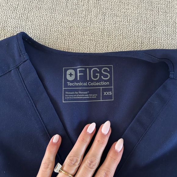FIGS Navy Casma Top in XXS - Picture 4 of 4